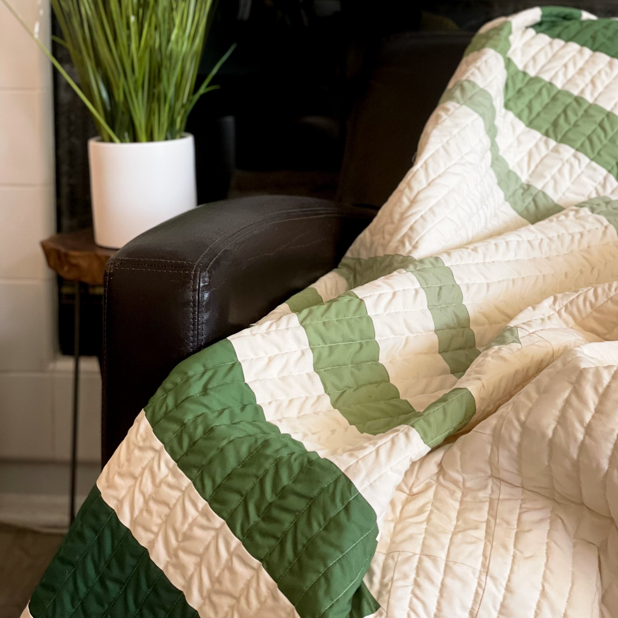 Pineknot Quilt - a modern quilt pattern with a gradient of vertical stripes